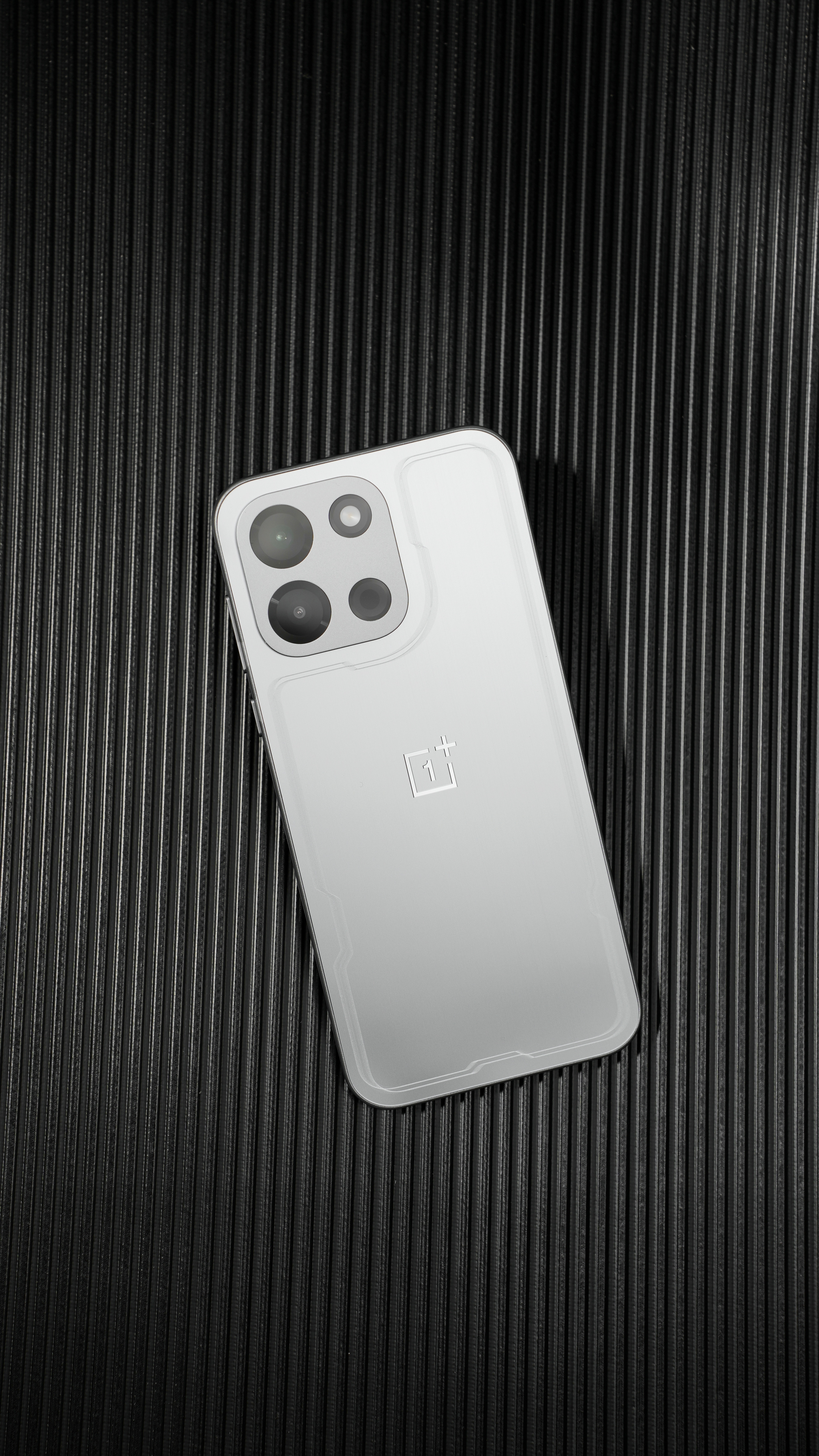 【阿B的开箱图赏】一加Turbo6追光银这个银色真的很飒爽，这个外观是不是有