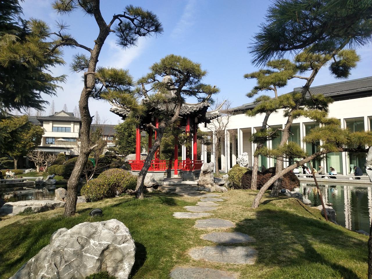 我53岁属牛，还有两年就退休了。这两年决定不再买什么新衣服了。买也就买宽松休