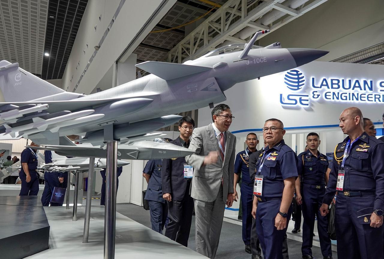 泰国皇家空军总司令参观2025年马来西亚航空展览，并且在中航工业展台之前，驻足良
