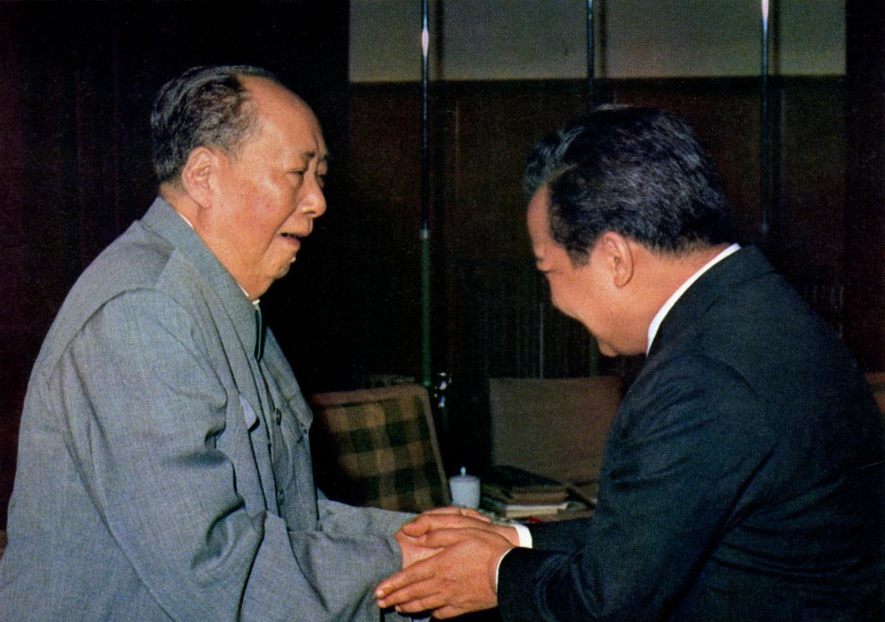 1975年8月27日毛主席在游泳池住处接见西哈努克和夫人。毛主席与诺罗敦西哈努