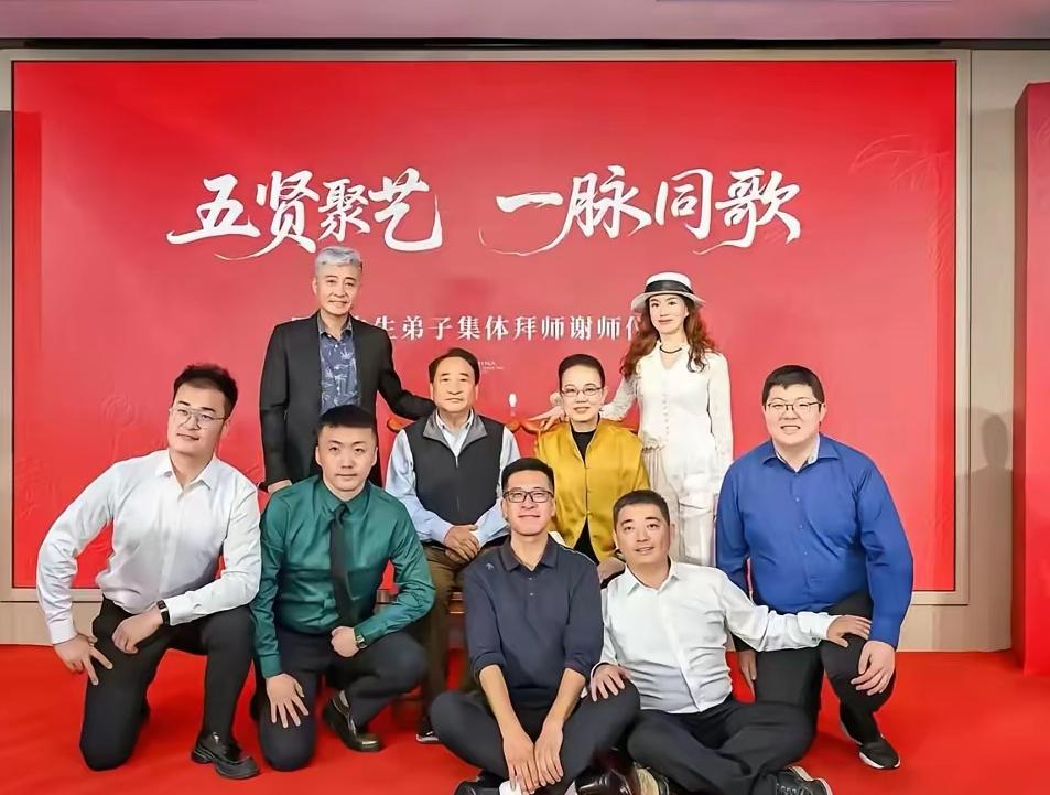 近日，著名相声演员、姜昆关门弟子周炜举办收徒仪式，师父姜昆、师娘李静民现场坐镇，