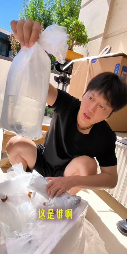 孟鹤堂发在家拆箱视频，孟嫂全程拍摄现场解说，嫂子声音真甜孟哥家房子是真大！德云社