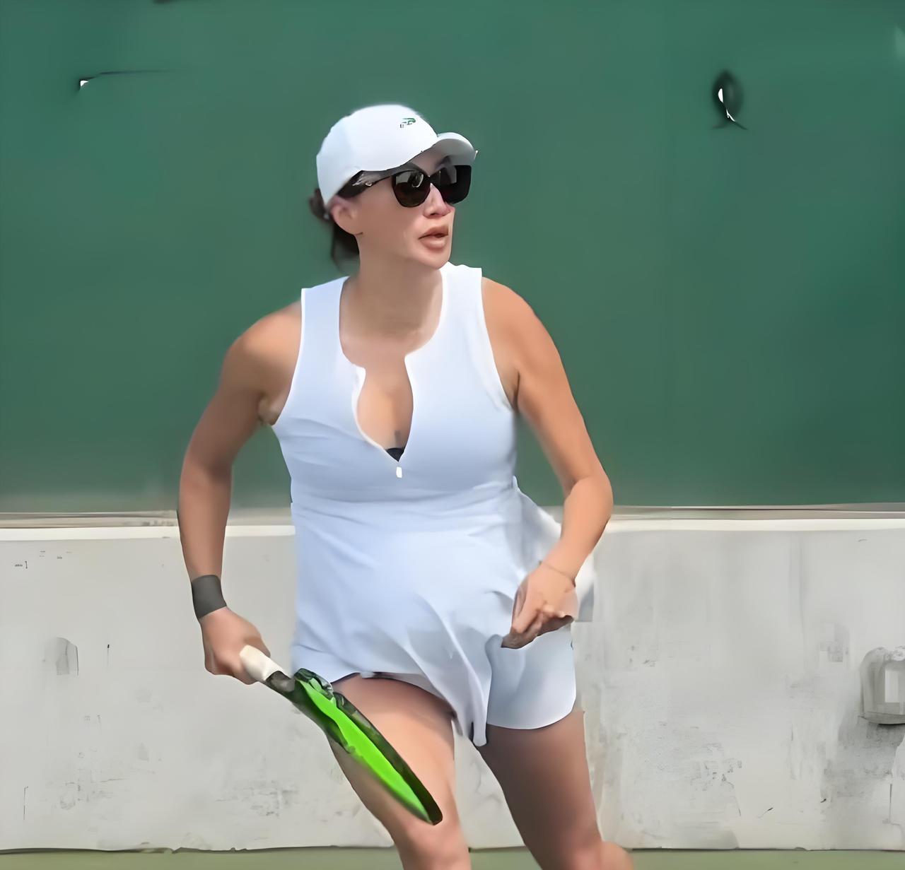 谢贤的女儿谢婷婷是真的彪啊这是她怀孕8个月参加网球比赛得了留影，还拿了个奖谢