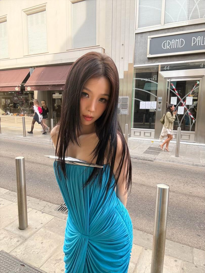 虞书欣戛纳蓝色妖姬造型随拍live图真的是美爆了！虞书欣戛纳生图