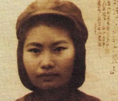 1950年，丁佑君被土匪轮番侵犯一整夜。随后，敌人又扒光她的衣服，给她灌辣椒水、