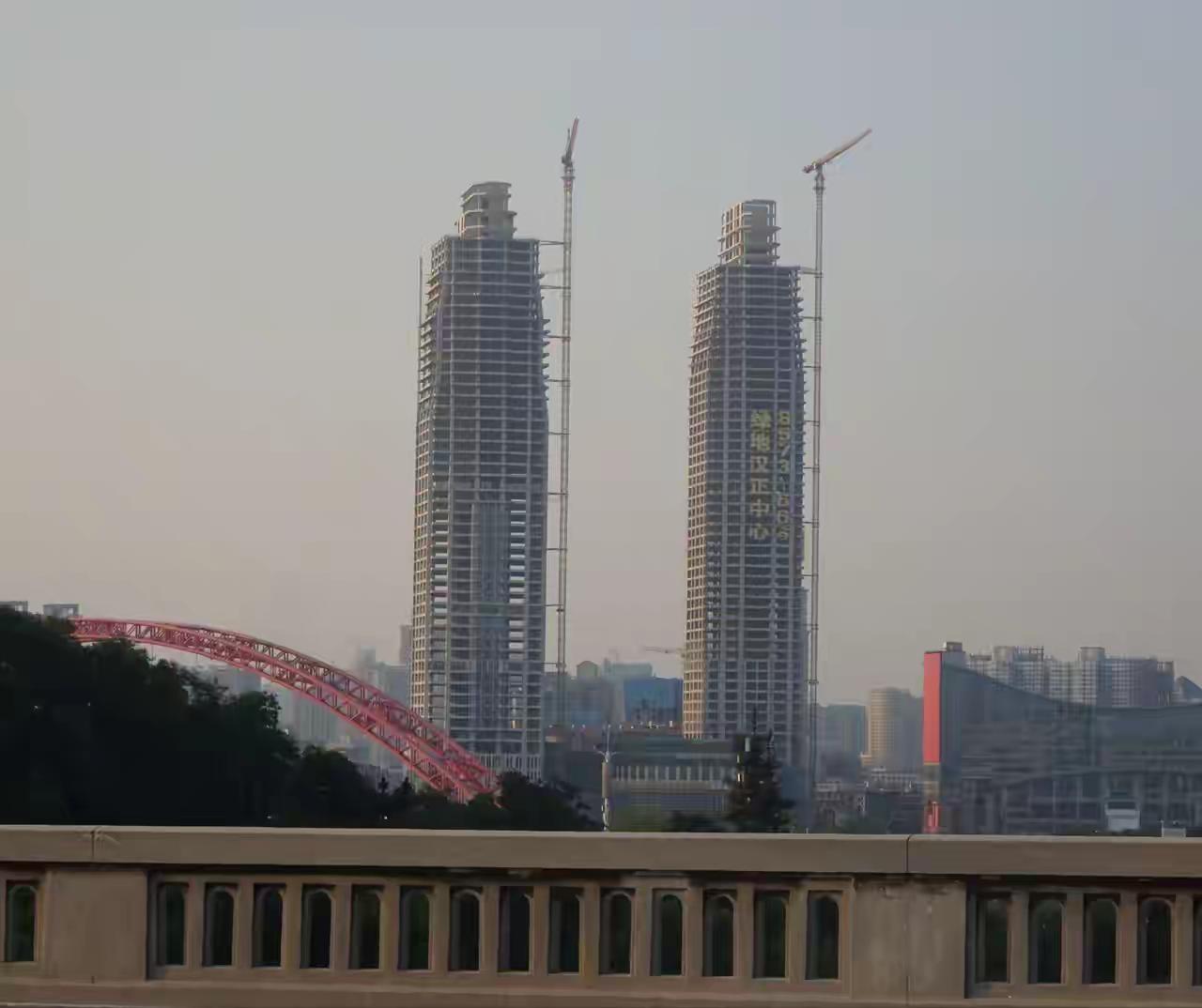 在十年前拿地的武汉绿地汉正中心，是武汉到现在最高的等高双子塔。十年前楼面价就一万