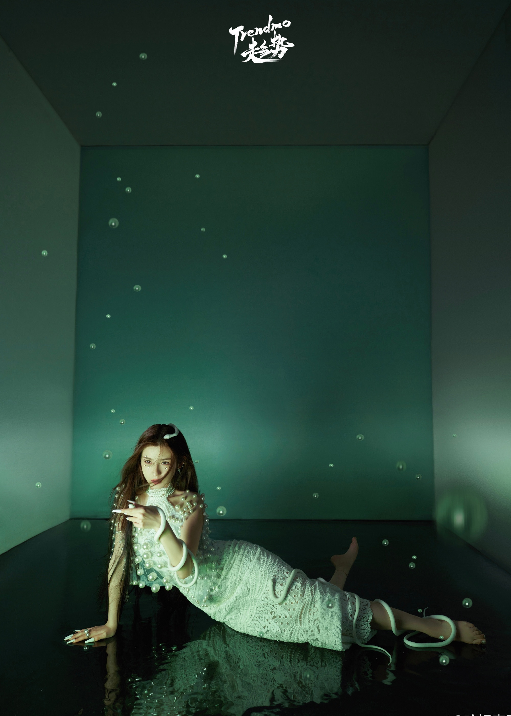 哈妮克孜：白裙光脚丫，好甜好美