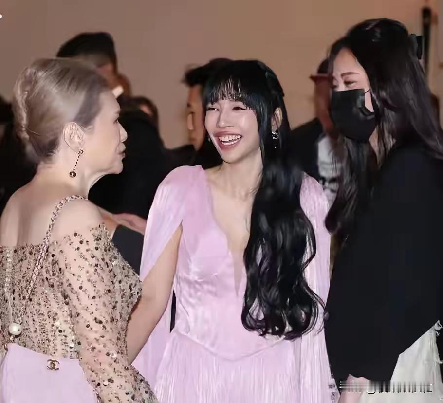 哇塞！这嘴巴怕是比“大嘴”桃晨的还要大呢！真不晓得当初王力宏怎么就看上她了。都