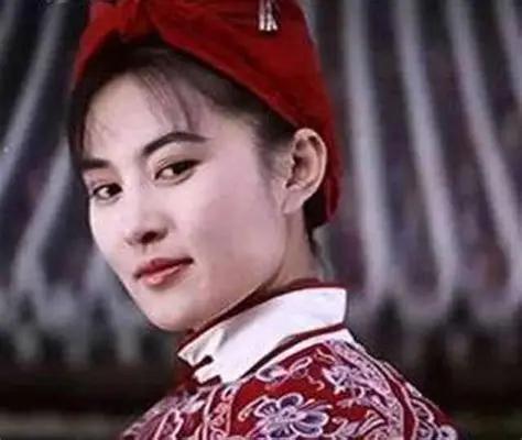 1900年，天津。一个女人被八国联军活捉，押入牢房。洋人听说她"扇子一挥能让炮舰
