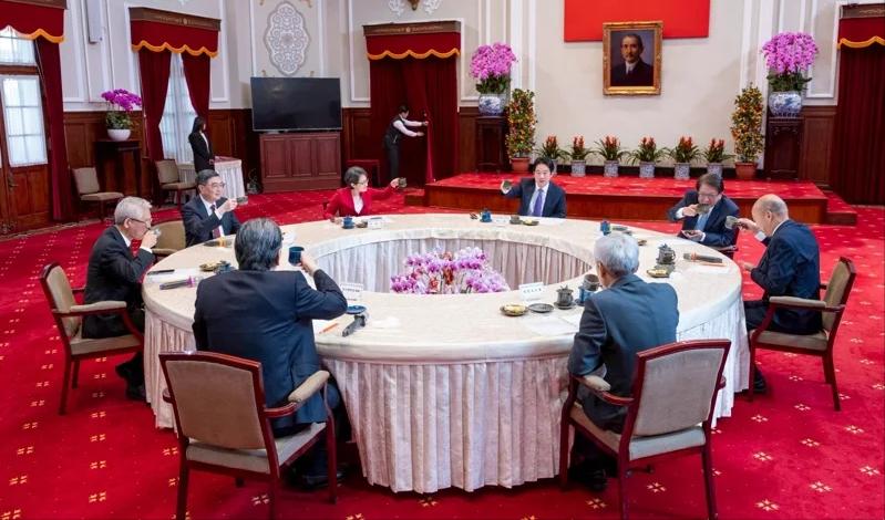 韩国瑜赖清德同台交锋，知情人士：现场气氛一团和气赖清德今与五院院长新春茶叙，全