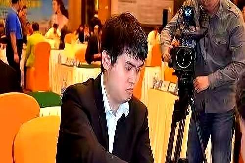 王天一刚传喜讯，棋迷都乐坏了！结果那几个“王黑”主播又跳出来搞事——一个个瞪眼睛