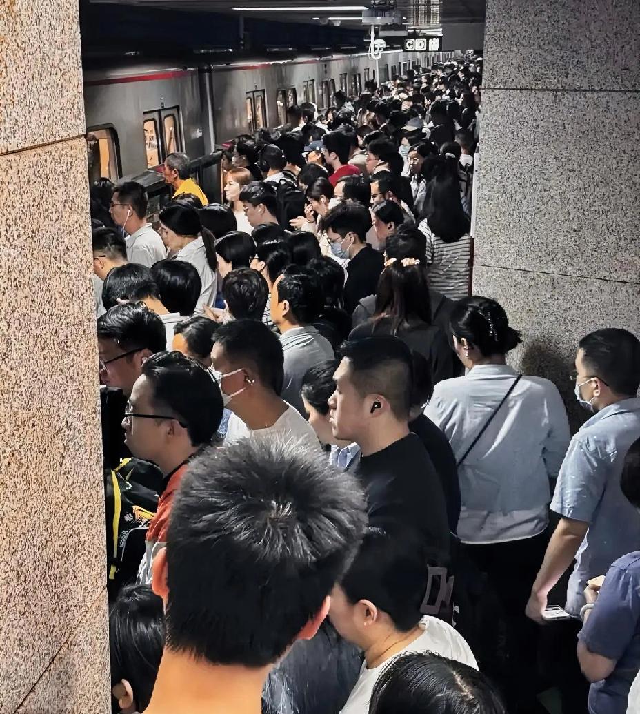 打工人最多的5座城市：1. 东莞：74%是外地人2. 深圳：每3个人就有
