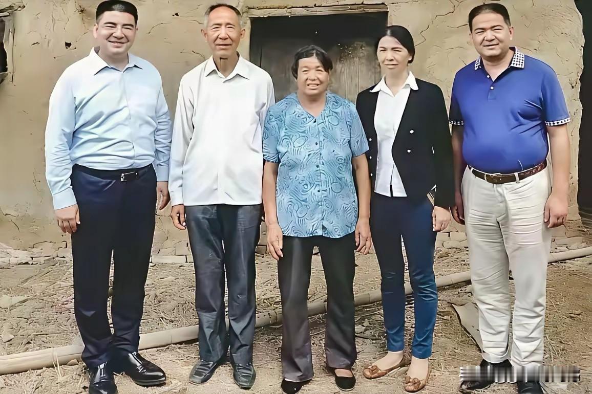 陈光标先生和父母兄弟的合影，站在陈光标先生身边的这个老人，应该是他的父亲，站在中