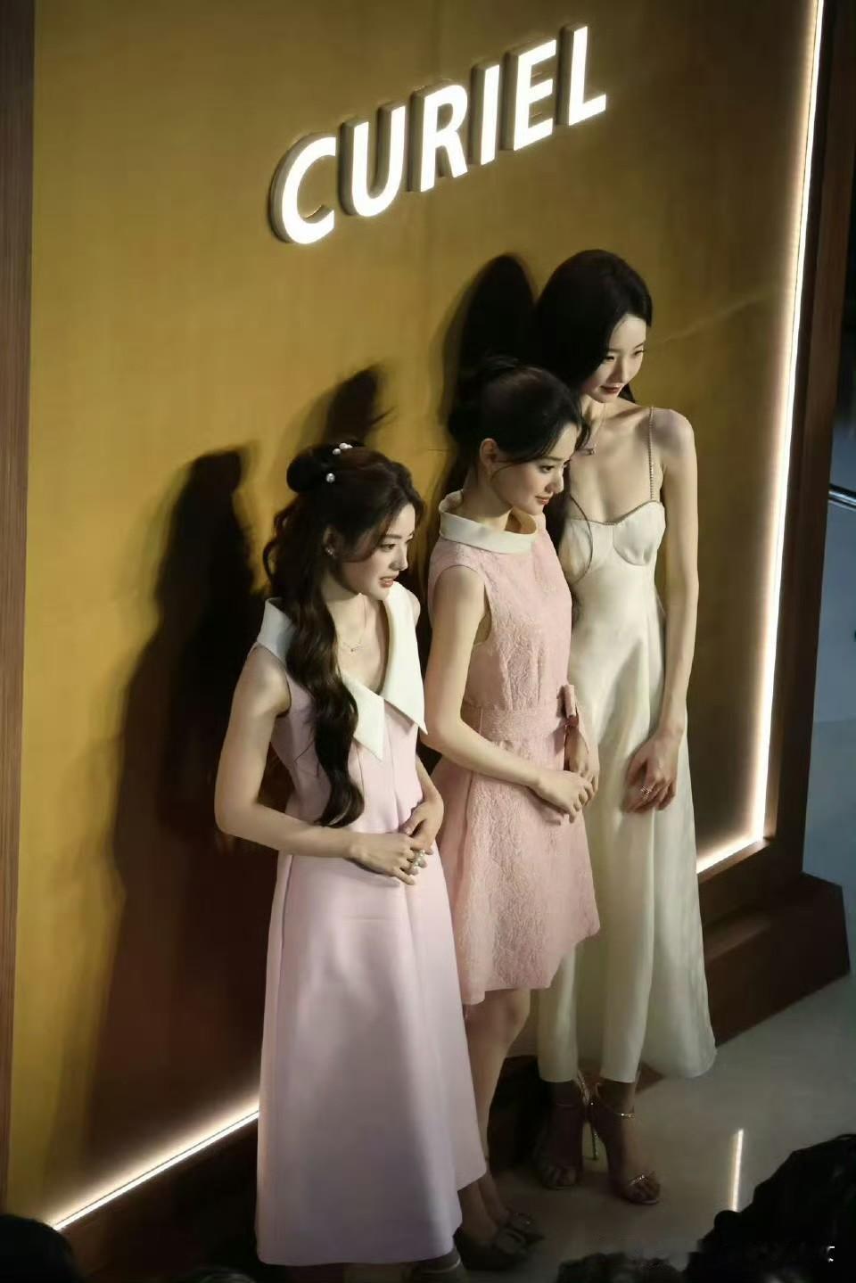 看了这三位美女的同框图，只想说可爱娇俏在气质面前真的不值一提！就在刚刚，夏梦、