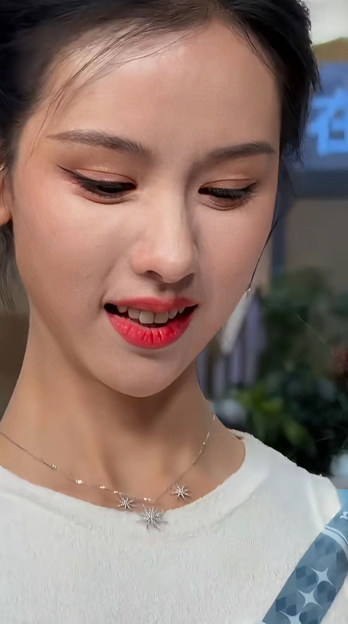 同一个视频拍的陈都灵鞠婧祎，皮肤状态不在一个水平上，你觉得谁秒的很彻底