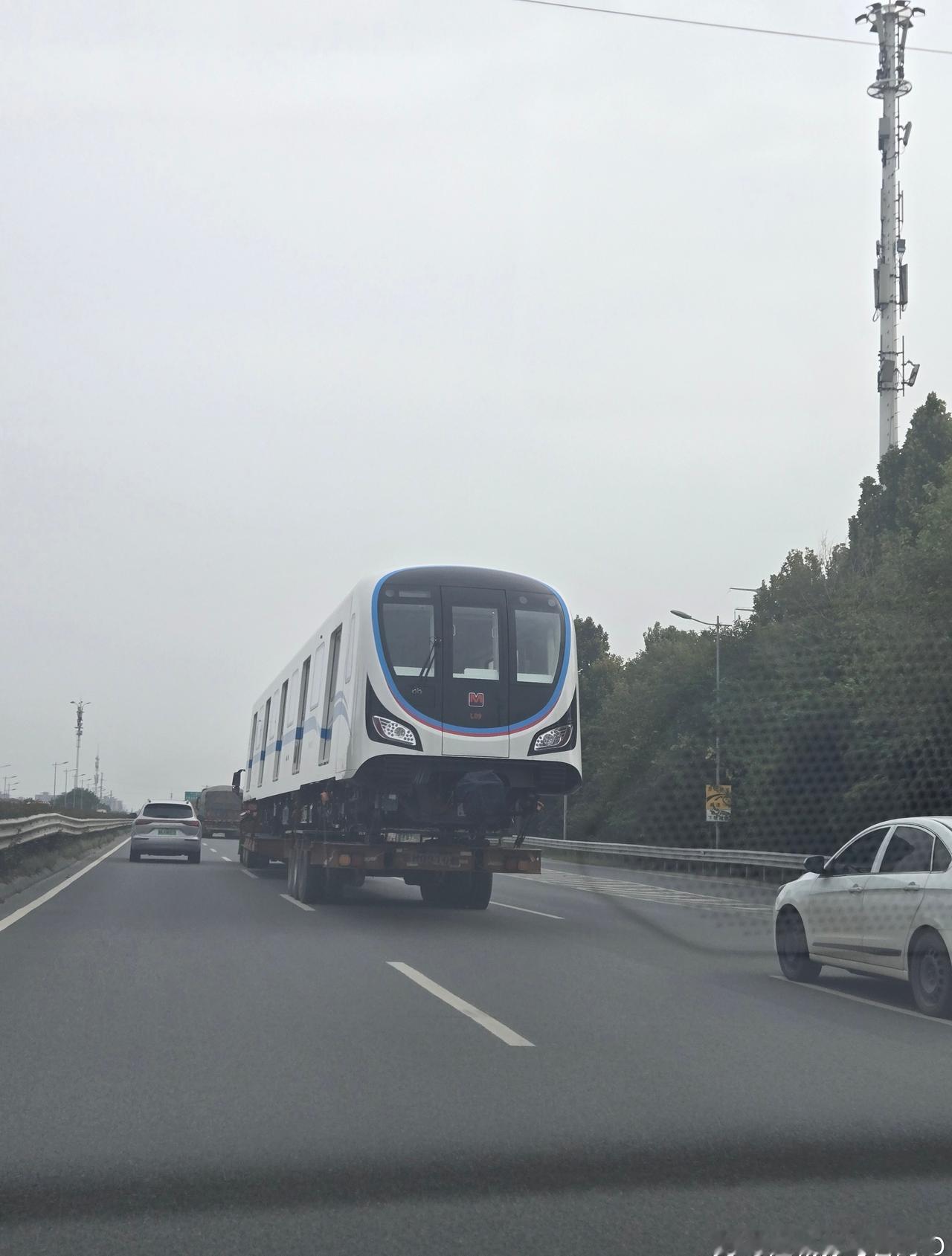 货车见多了,地铁也见过。第一次看到货车拖地铁的(武汉三环线)