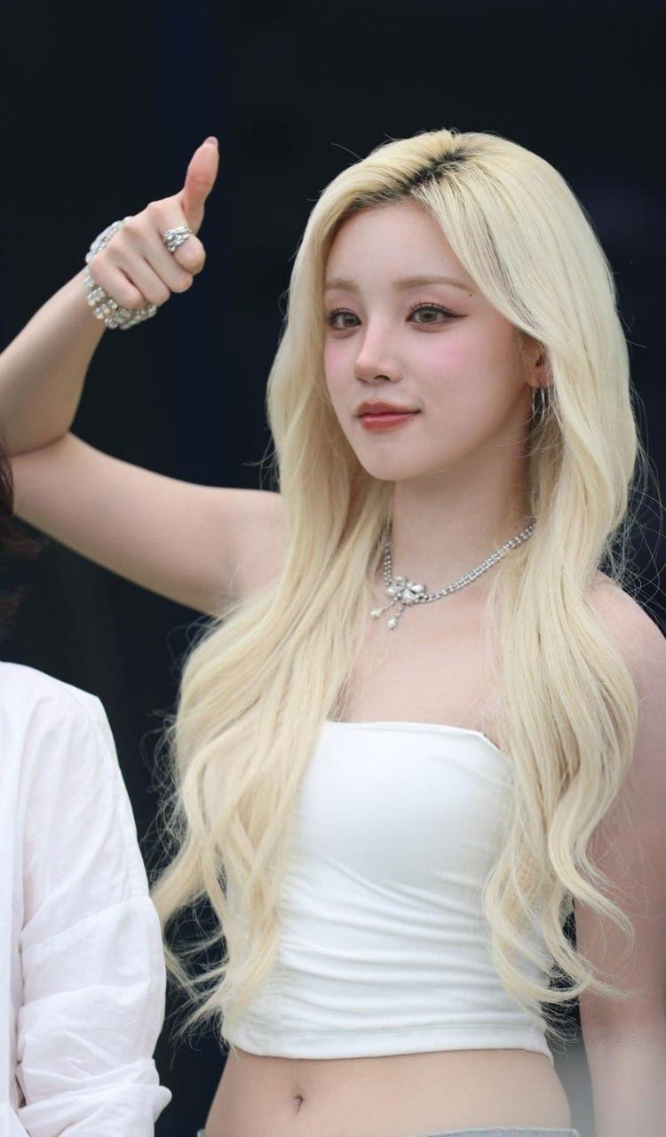 金色卷发搭配辣妹风吊带造型亮相护肤品牌活动现场生图美女混血发色高颜值金发