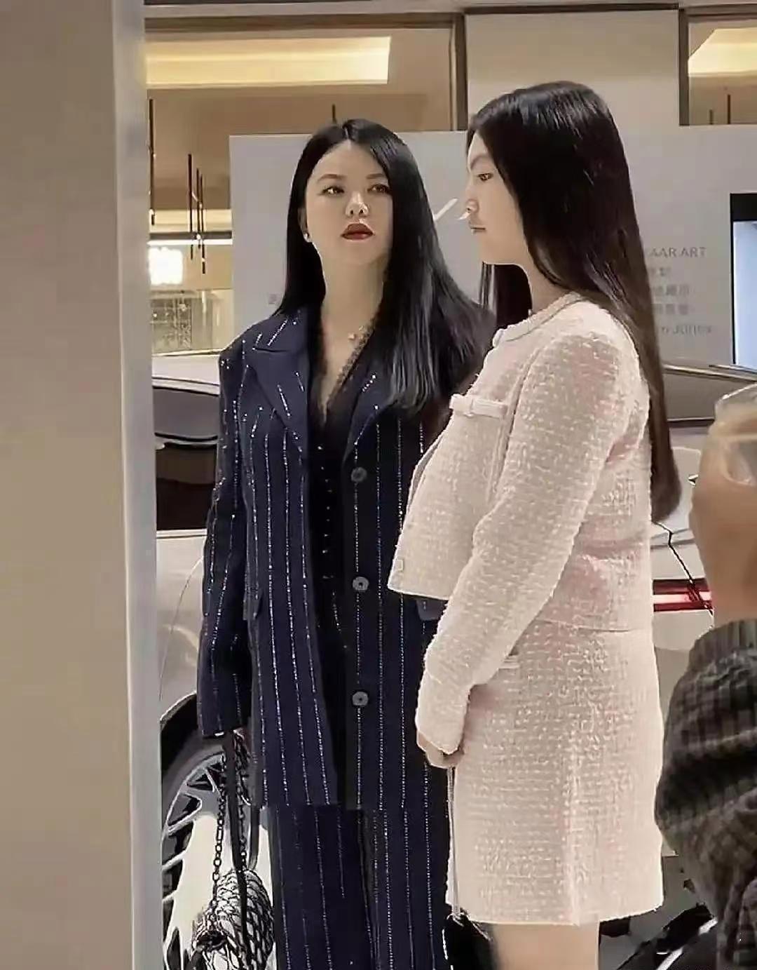 李湘女儿‎的身材，现在真是越来﻿越像⁠﻿她‏妈了
