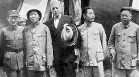 重庆谈判时，蒋介石为什么敢放走毛主席？说白了，蒋介石就根本没把共产党当回事，他拥