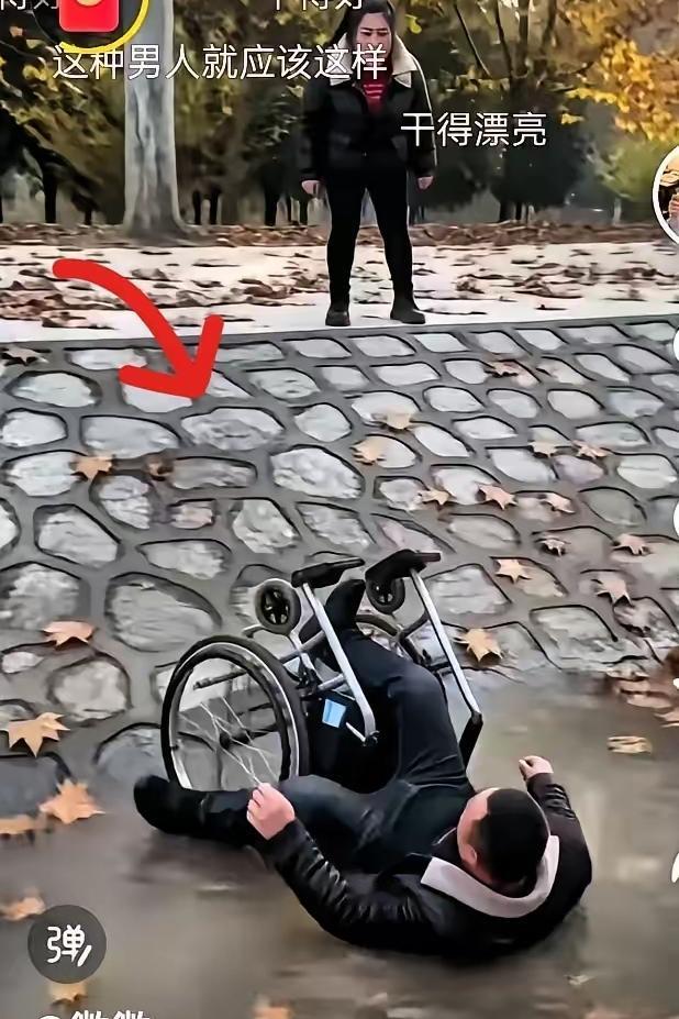 女子推着瘫痪的丈夫在外面去散步的时候，男子因一点事情不高兴，扇了女子一个耳光。