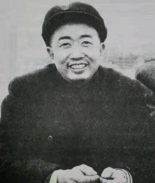 1952年，朝鲜战场上，志愿军抓获了一名间谍，搜身时，志愿军战士在间谍胸前一摸，