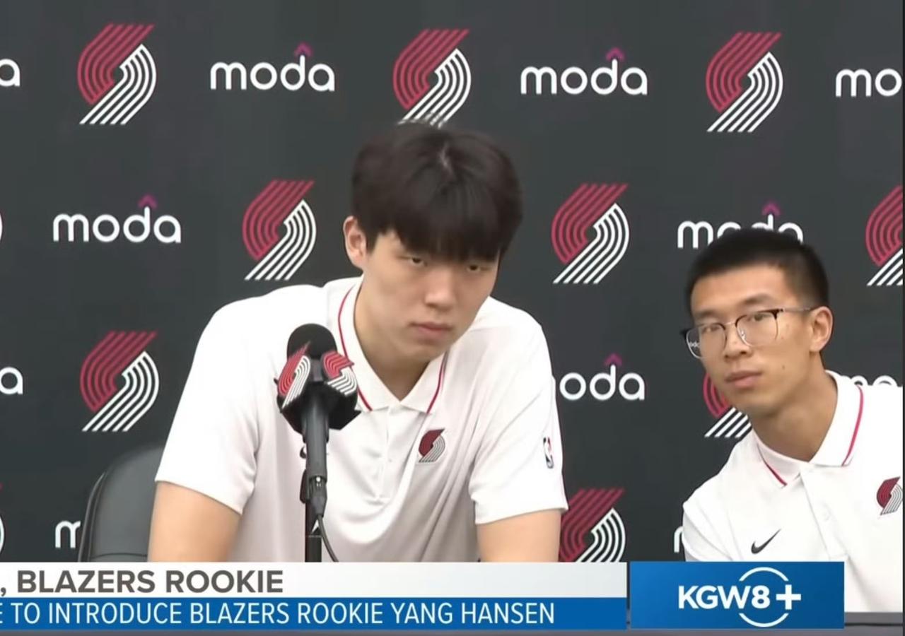 据媒体报道，杨瀚森的翻译刘禹铖已加入开拓者教练组，不再是其专职翻译，还会承担球队