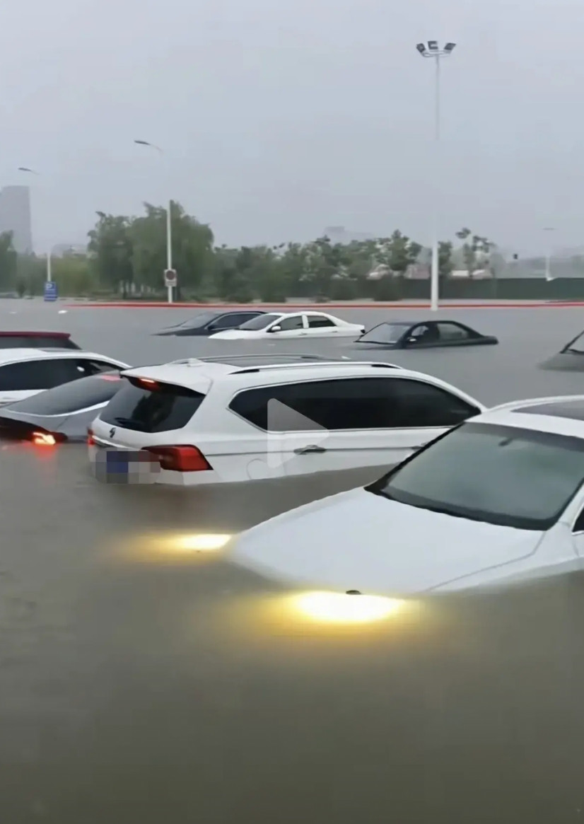 纳闷、好奇！有没有懂行的老司机给科普一下，被暴雨洪水浸泡时的水泡车，为什么车灯都