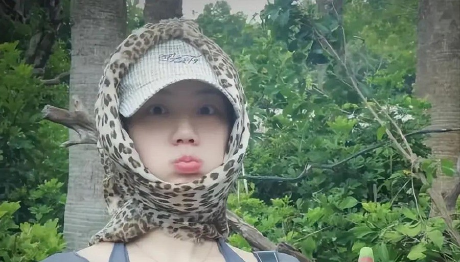冯禧在节目上听许嵩唱歌，听到第三句哭了。四年后她成了许嵩的妻子。婚后第18天她发了第一条社交动态，照