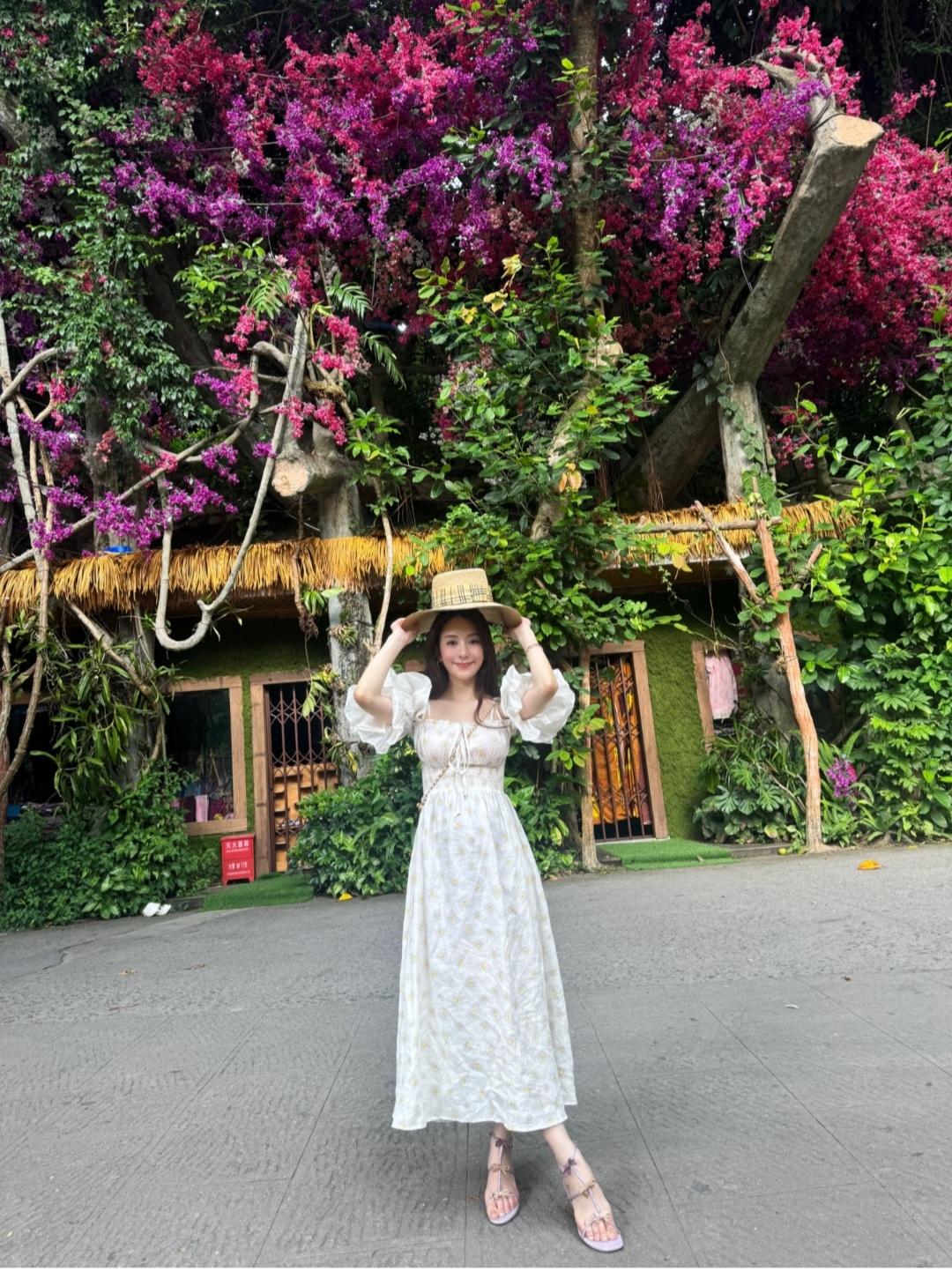 方媛，美中不足的就是这脚丫子了。