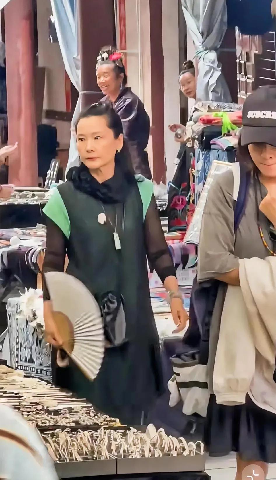 不得不说，宁静和何赛飞胆子不是一般大，在这个女生出门拿快递都要化妆的时代，她们这