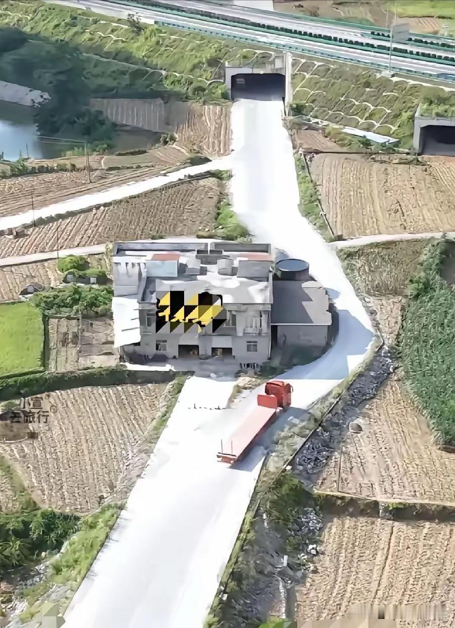 邻居都搬走了，留下孤零零的钉子户，住起来也不舒服啊。