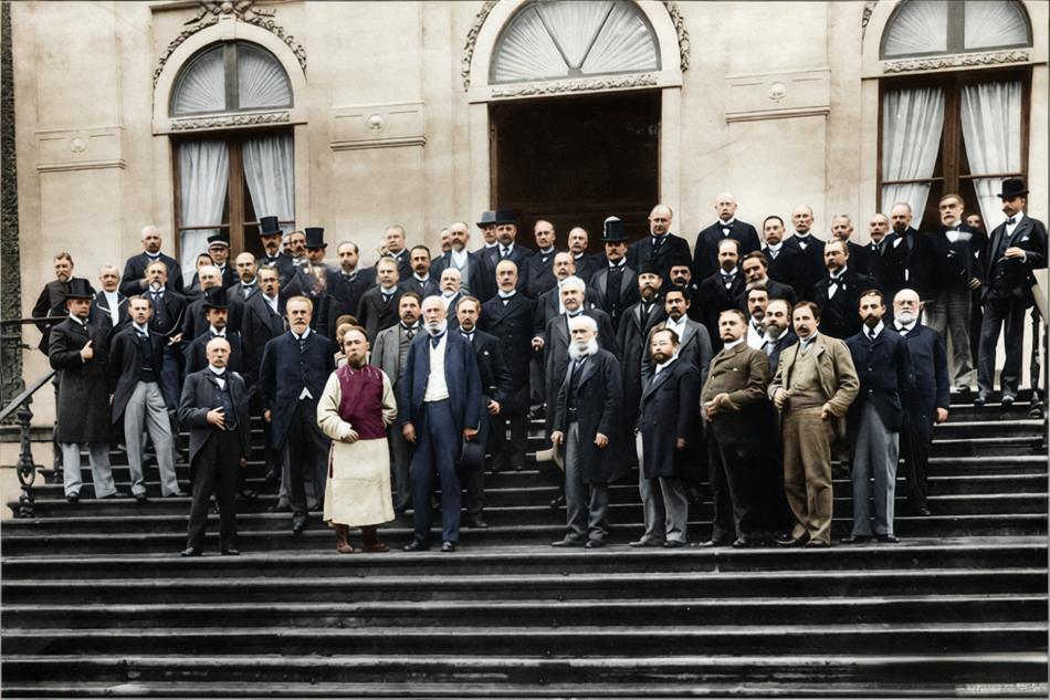 这张照片是1899年第一次海牙和平会议的各国代表合影，前排身着清朝服饰的正是清政