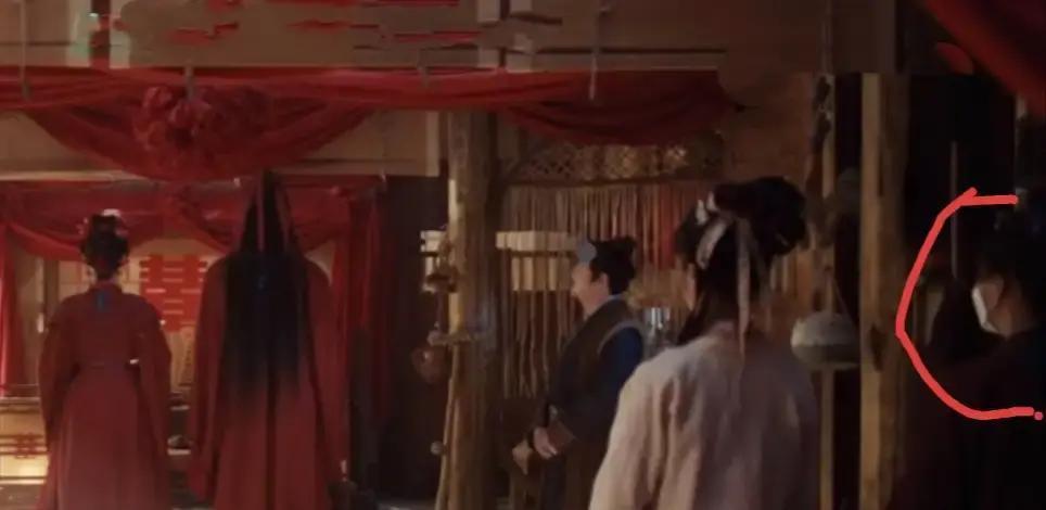 古装剧里骑电动车，戴口罩的群演。最近《逐玉》的观众，简直是用显微镜在追剧。