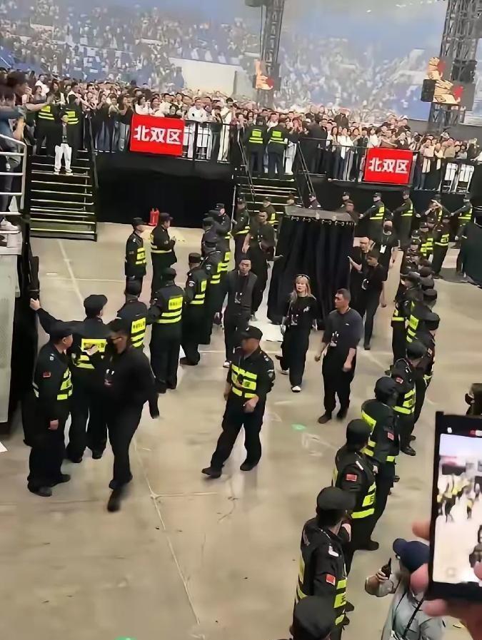 跳一次几百万，那怕80岁，我也肯跳。“我也肯”这三个字，说出口的成本是零。真