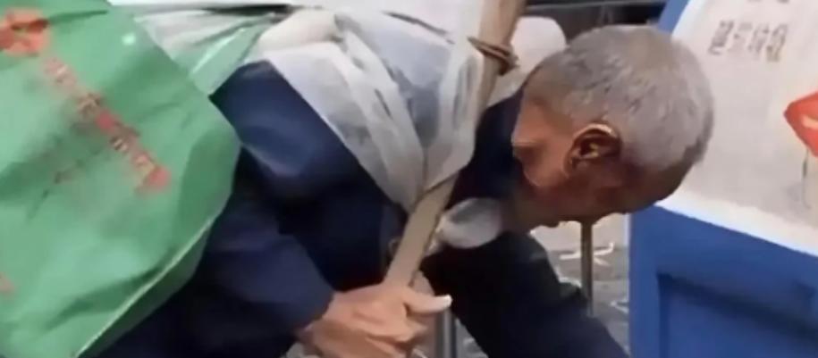 浙江1拾荒老人被工地老板收留6年，老人被家人接走时，工地老板林有威突然拦住准备离