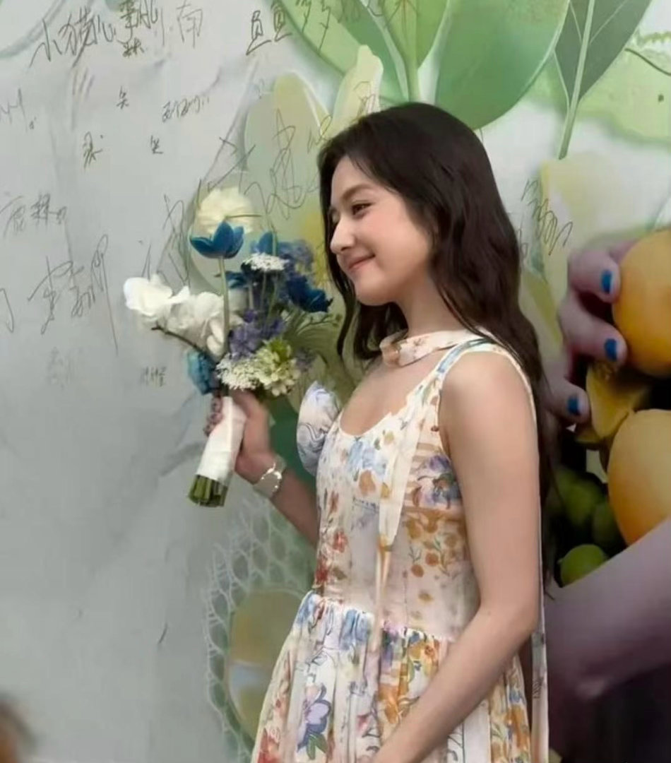 内娱几乎都是白幼瘦李兰迪这样挺好的，现实中看也很突出的美