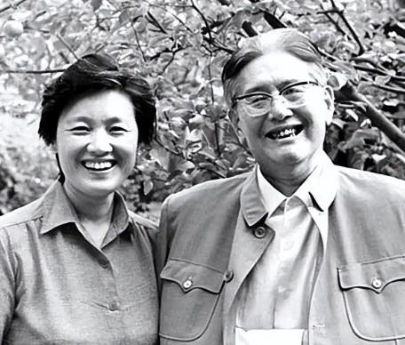 1984年，乔冠华回葬老家盐城的请求被驳回，妻子章含之没办法，只好找了一个人求助