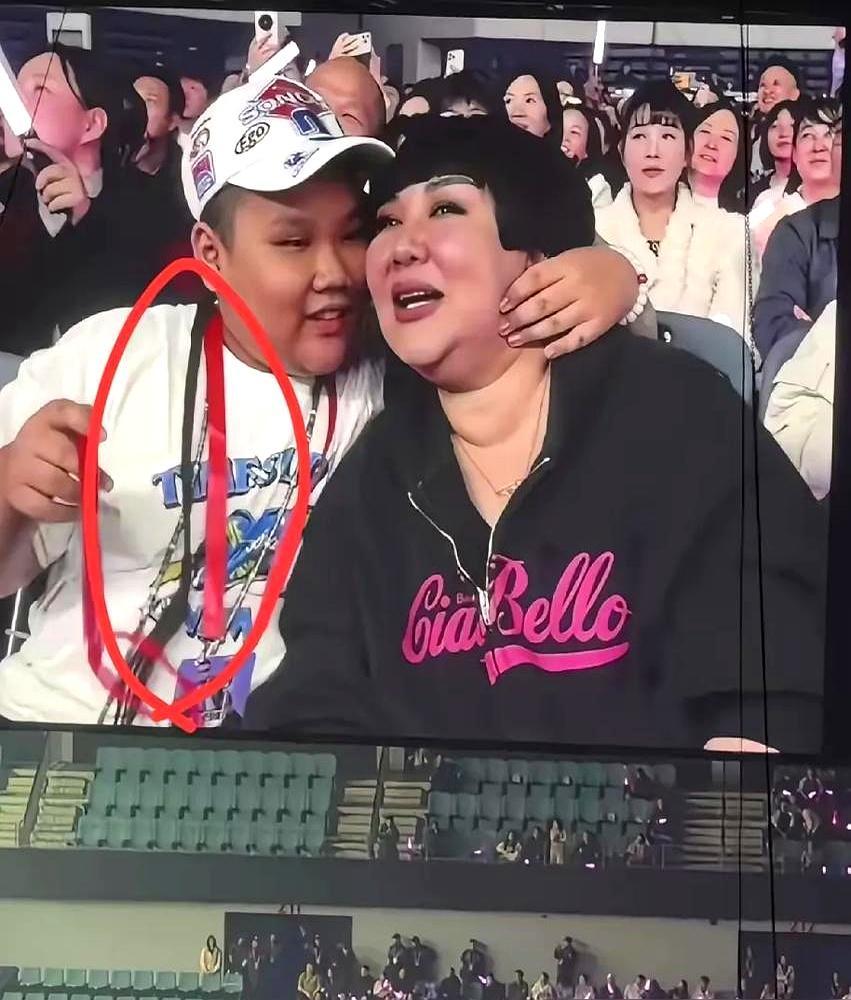 亲爹亲妈往边上坐，郭德纲王惠稳坐高堂主位。陶阳大婚，敬茶改口，跪拜的却是师