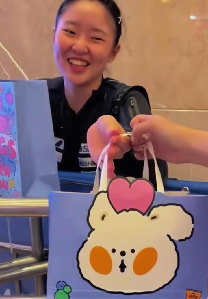 暖心一幕！张本美和收到中国粉丝送的礼物，又惊又喜开心得不得了！洛杉矶赛场场外