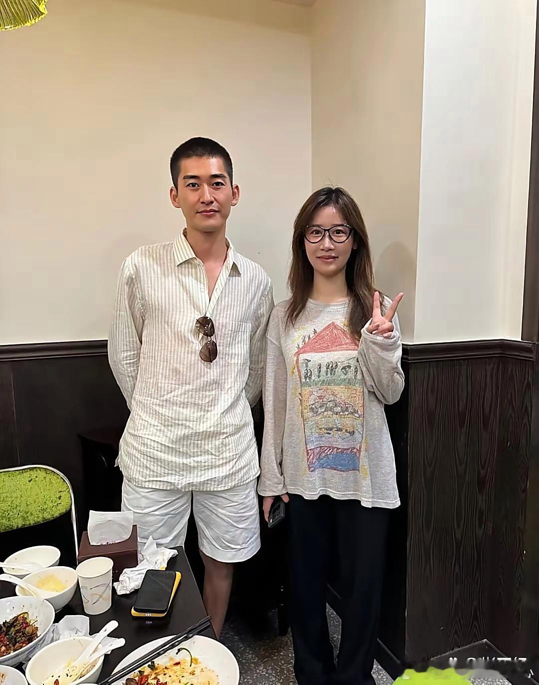 张翰在上海逛街吃饭被偶遇，他减肥了，剪了寸头，变得又高又帅，终于不油腻了！看起来