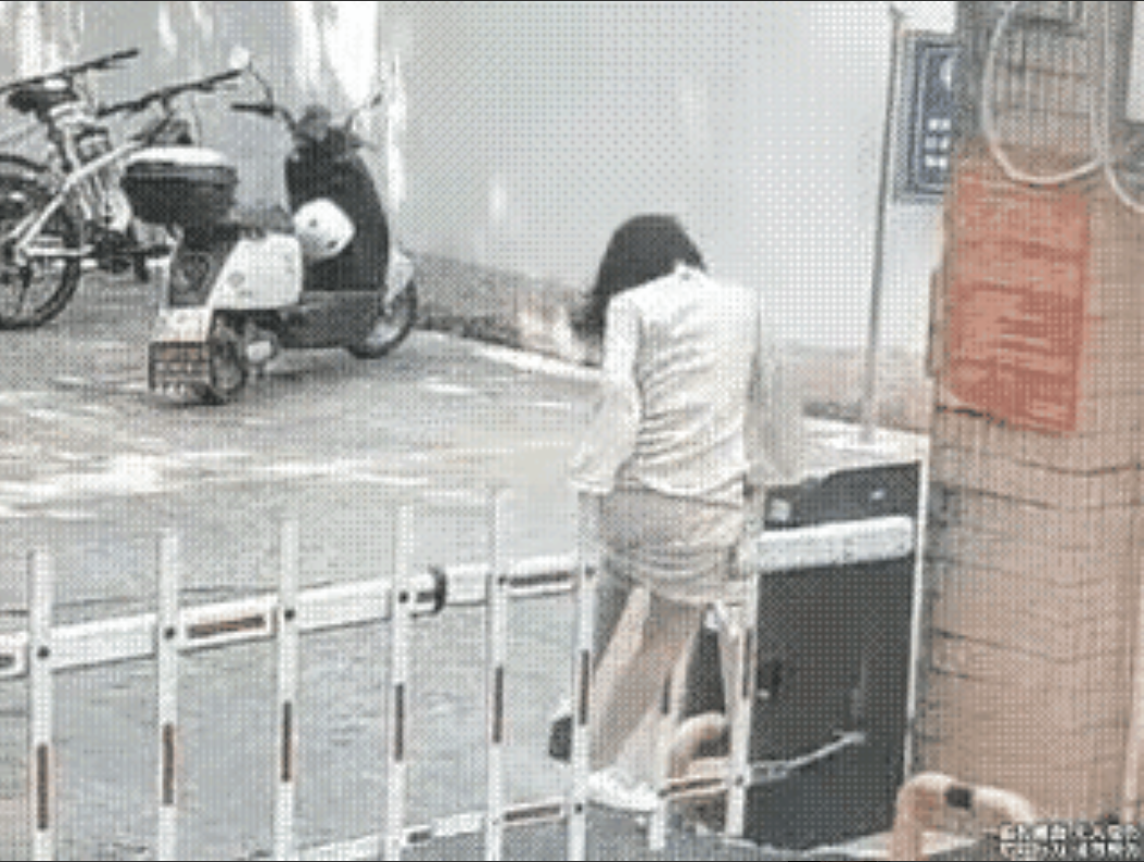 美女翻越挡杆，尴尬了一个女子穿着一步裙，她正在翻越门口车挡，可就在这时，挡杆