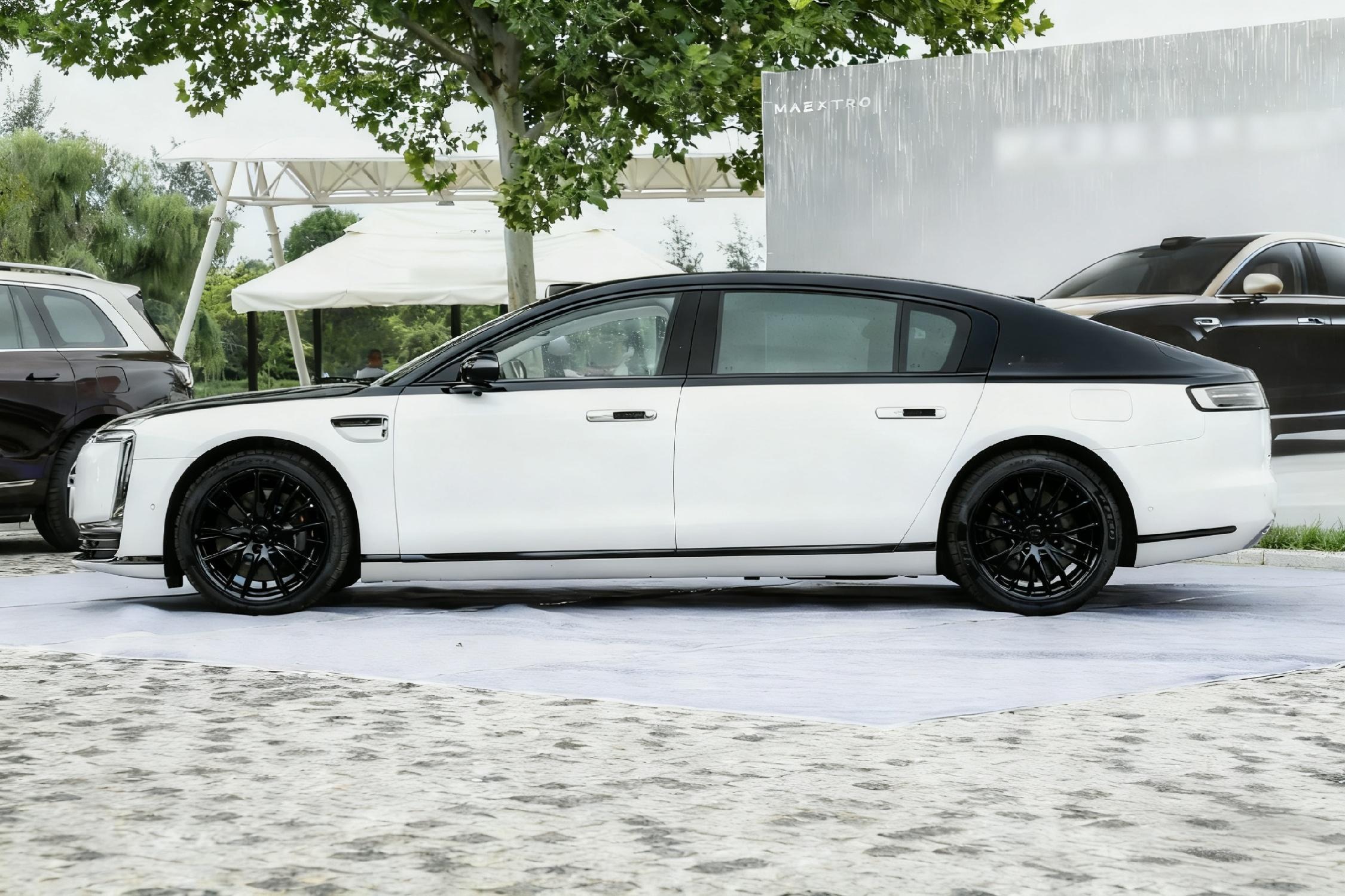 看到有人P了一张黑化的尊界S800臃肿的C柱在视觉上被弱化之后，整体比例也舒服了