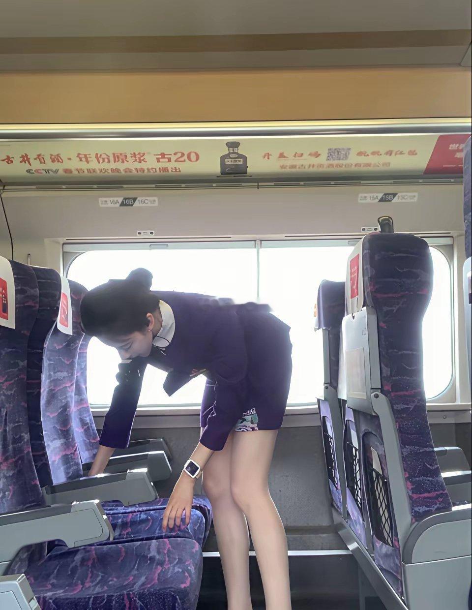 铁路乘务员有这么短的裙子？
