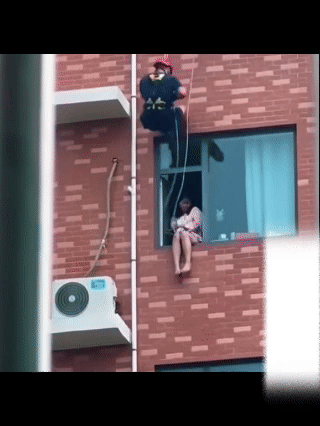 消防员在紧急关头救了女孩一命，有人却质疑这种救人方式过于用力，会给女孩造成伤