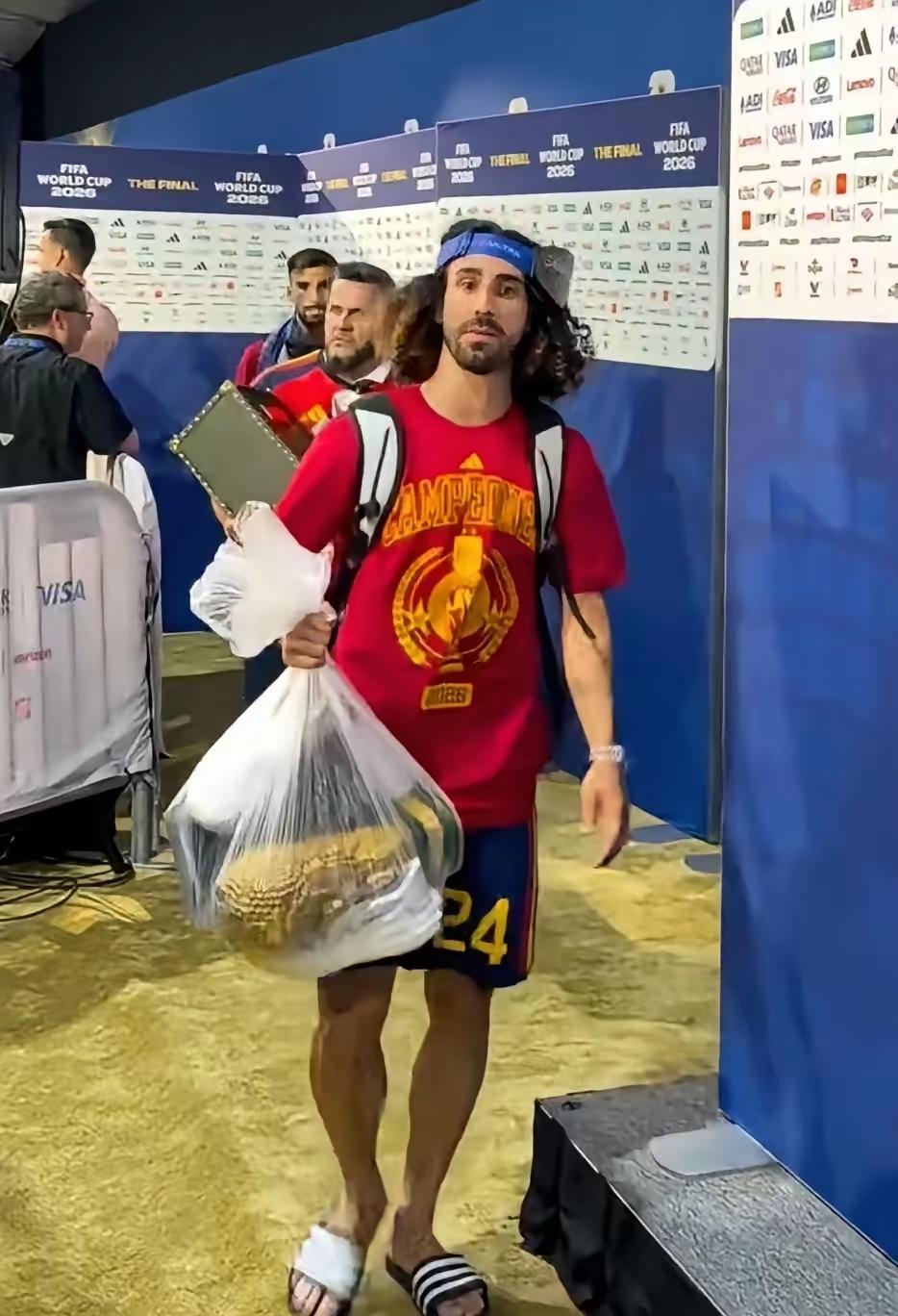 看到一张照片随性的西班牙人全世界球员梦寐以求的大力神杯到了西班牙手里竟然如