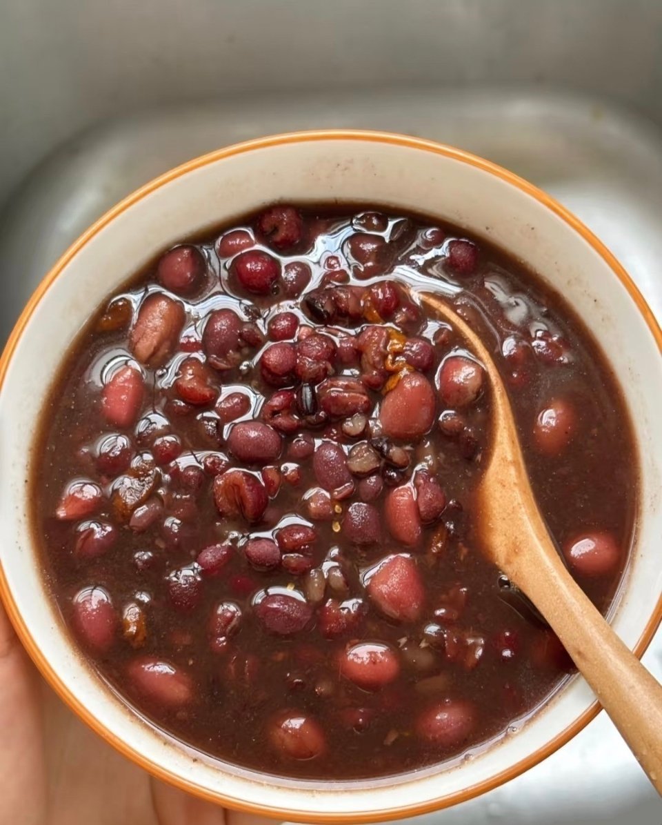10件事狠狠补气血补气血可从日常饮食、作息和运动多方面入手:每天吃3-5颗红枣或