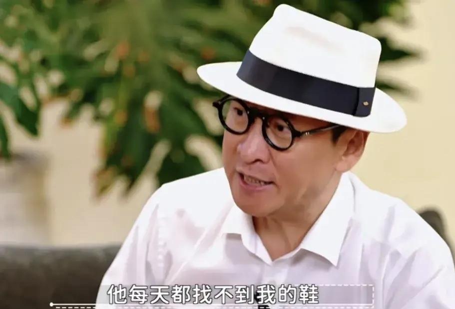 周杰看人多少有点刻薄，那个没有给他找对鞋子的服装助理，未必没有在其他的事情上做得