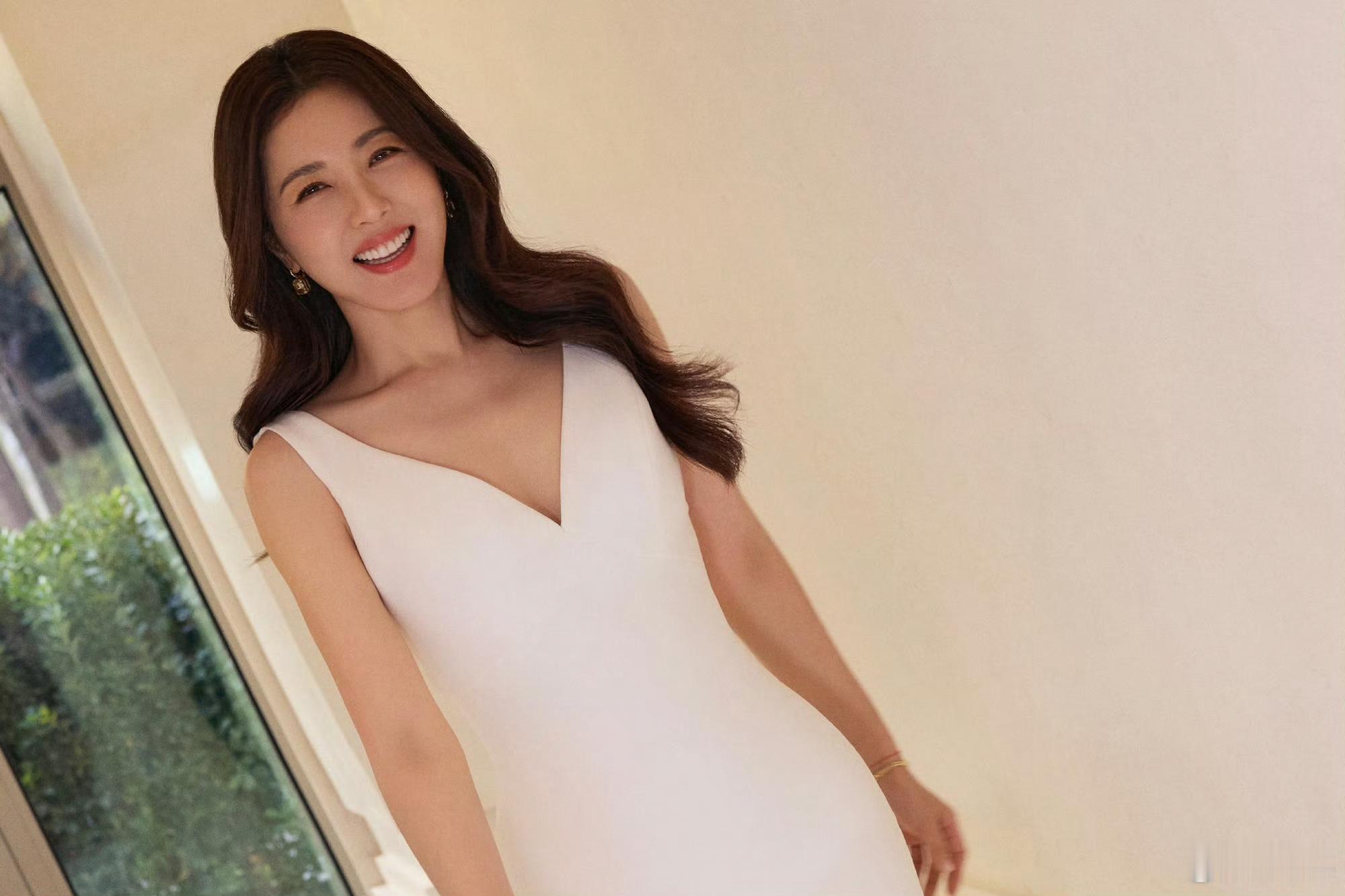 果然美人不需要过多堆砌，白裙配大卷就足够出彩。曾黎的美不是尖锐的那种，从容柔和，