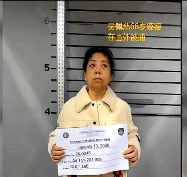 还记得那个用爱马仕香水当生日伴手礼的吴佩慈吗？两年前Valentino粉裙高调