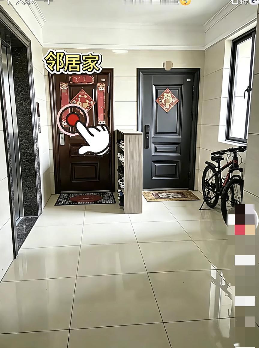 邻居家在中间打了个鞋柜，旁边门的邻居说回家有味，要求拆除，这事应该怎么办？